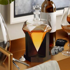 Diamond-shaped Carafe with Base in Red Oak Including Whiskey Stones and Ice Tong